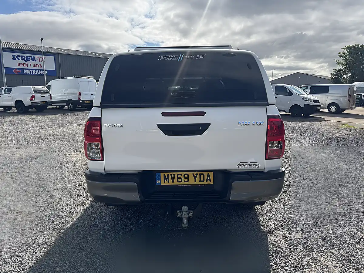 Used 2019 Toyota Hilux Active Double Cab White - Interior and Exterior details 6