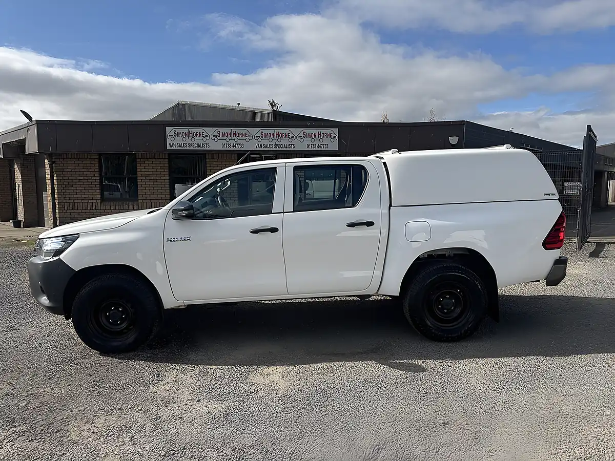Used 2019 Toyota Hilux Active Double Cab White - Interior and Exterior details 8
