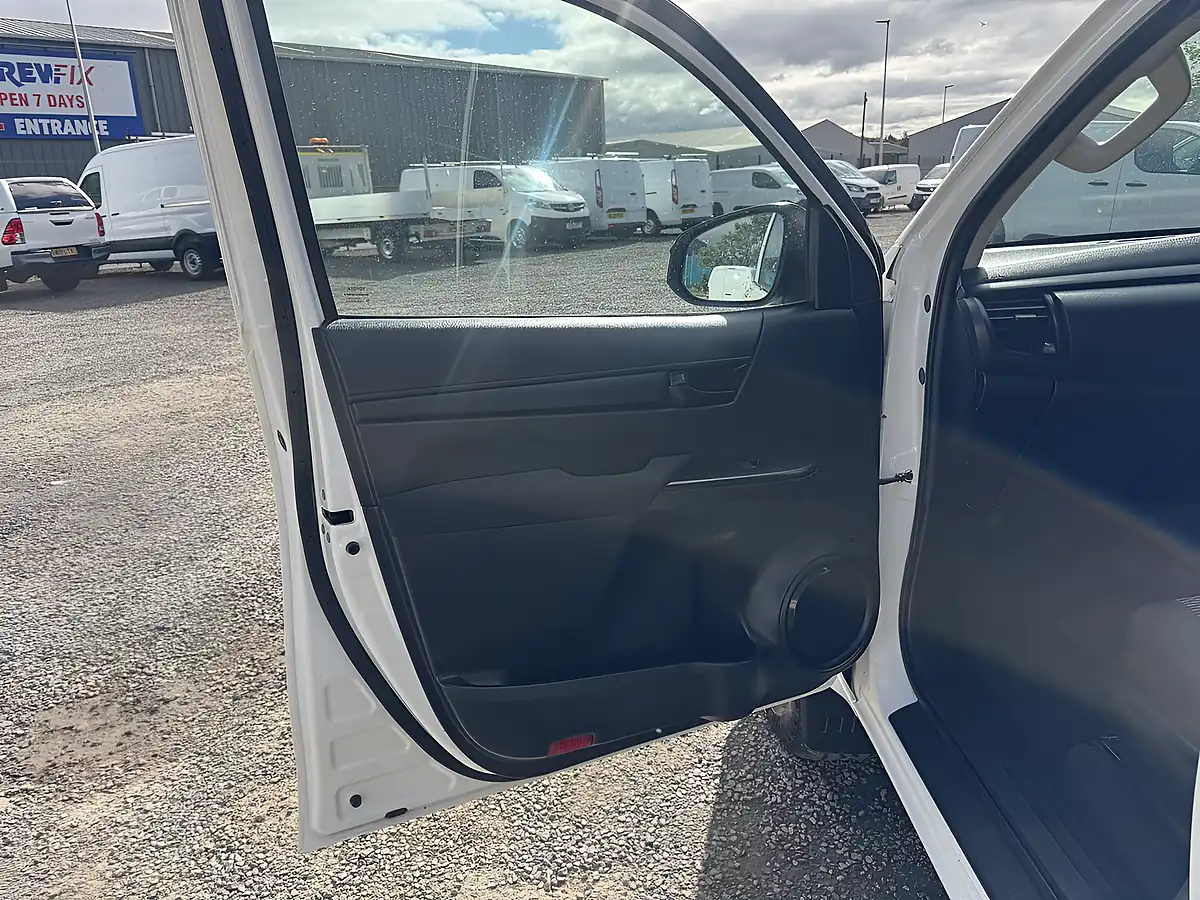 Used 2019 Toyota Hilux Active Double Cab White - Interior and Exterior details 9