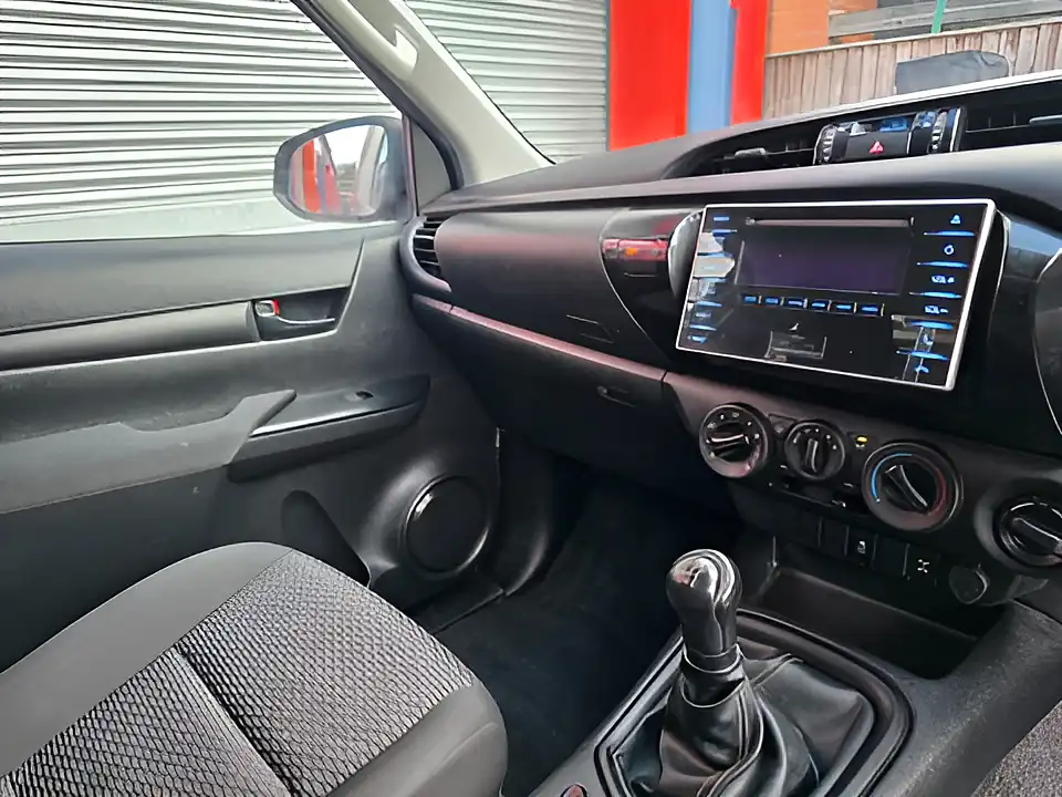Used 2019 Toyota Hilux Active White - Interior and Exterior details 14