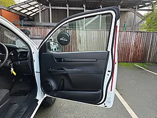 Used 2019 Toyota Hilux Active White - Interior and Exterior details 16