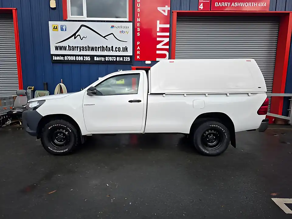 Used 2019 Toyota Hilux Active White - Interior and Exterior details 5