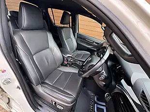 Used 2019 Toyota Hilux Hi-Luxury Invincible X White - Interior and Exterior details 13