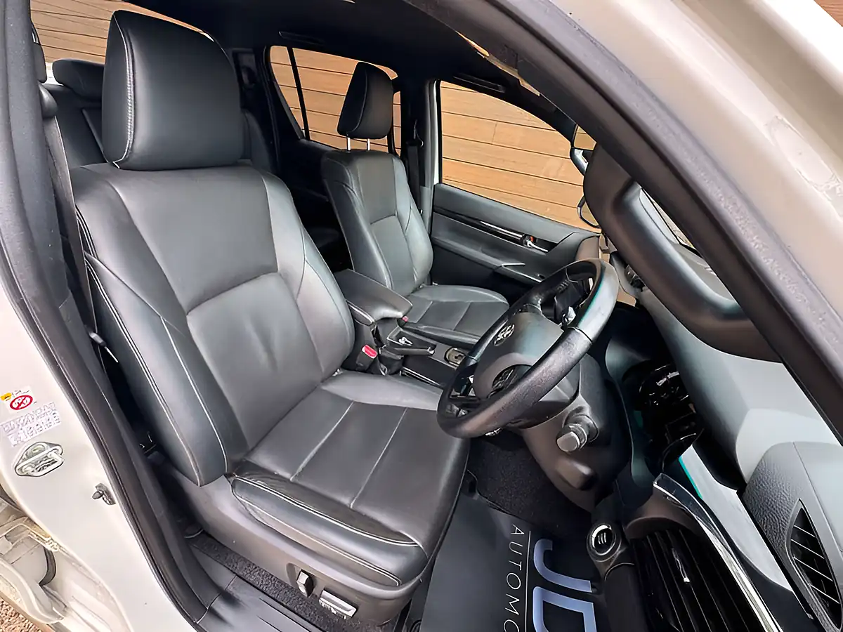 Used 2019 Toyota Hilux Hi-Luxury Invincible X White - Interior and Exterior details 13