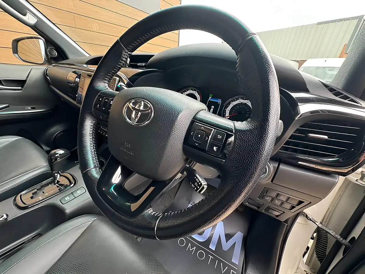 Used 2019 Toyota Hilux Hi-Luxury Invincible X White - Interior and Exterior details 14