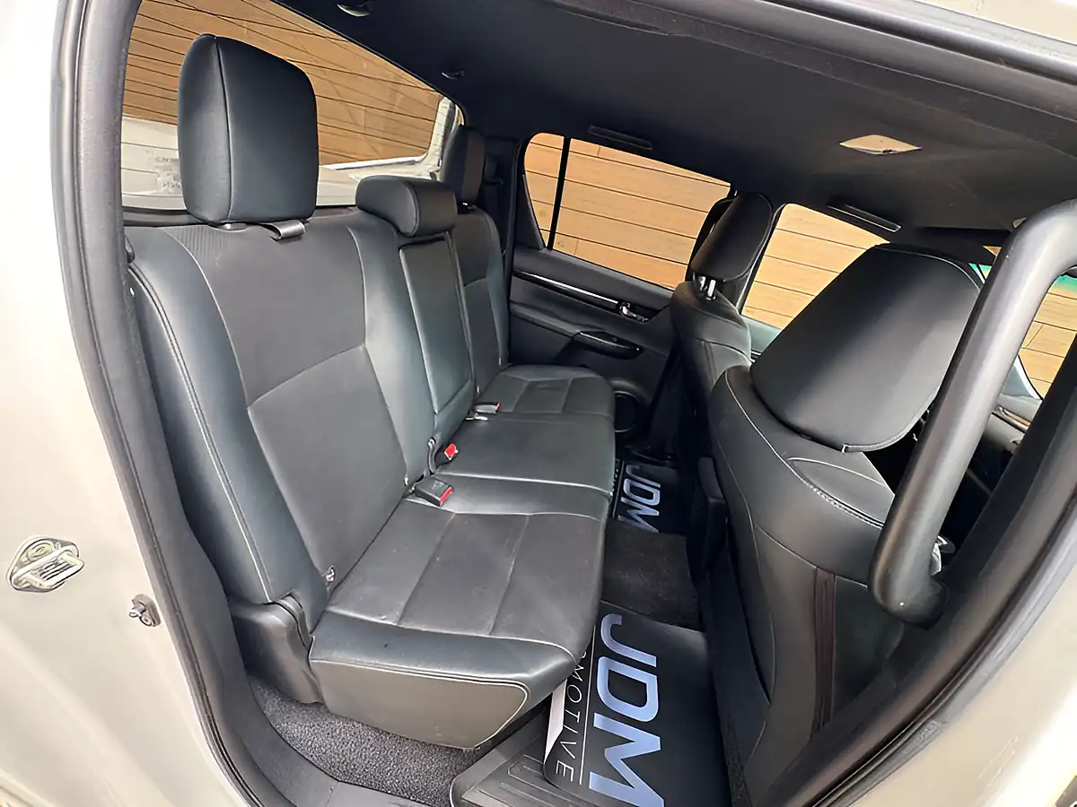 Used 2019 Toyota Hilux Hi-Luxury Invincible X White - Interior and Exterior details 15