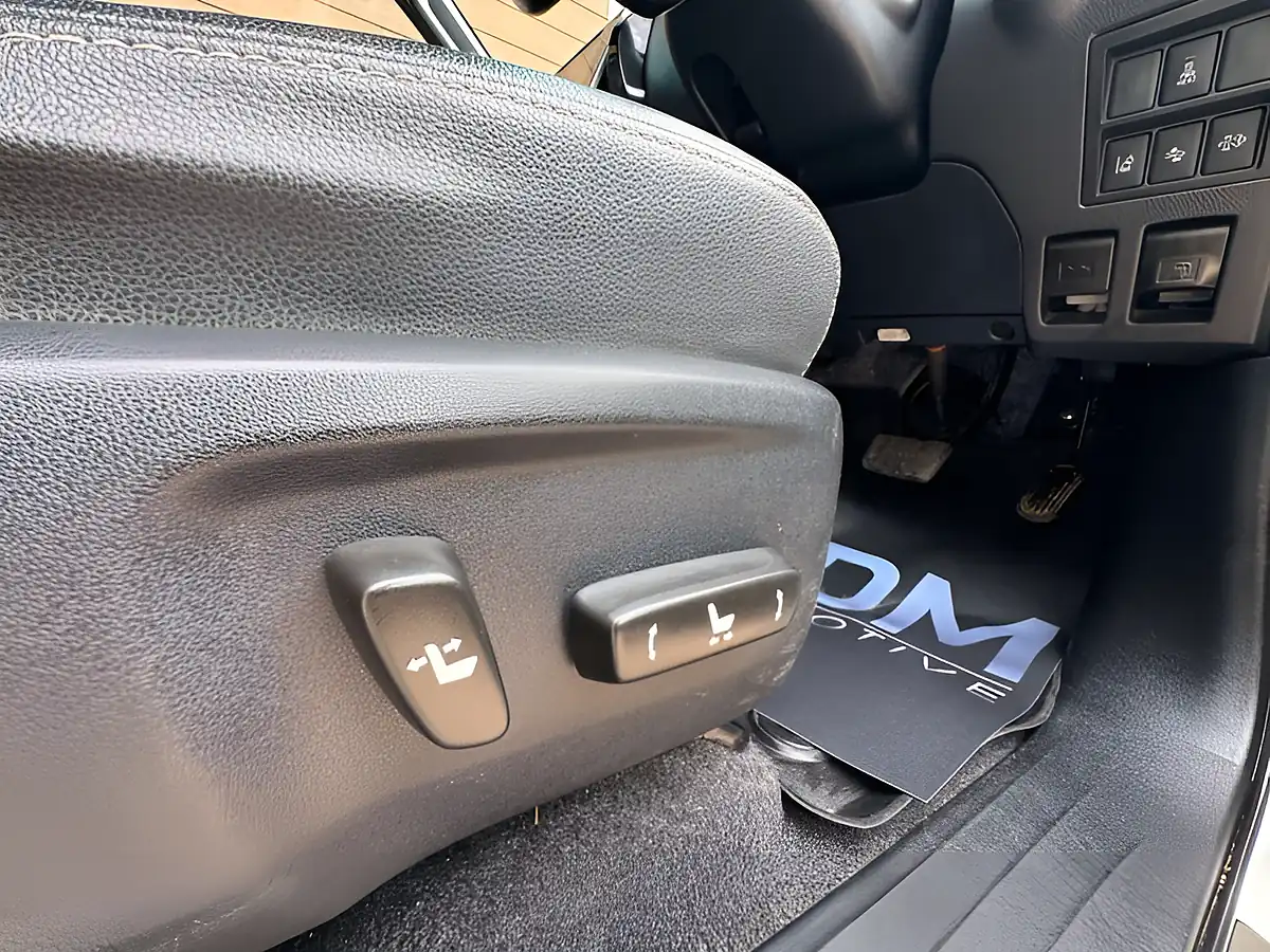 Used 2019 Toyota Hilux Hi-Luxury Invincible X White - Interior and Exterior details 16