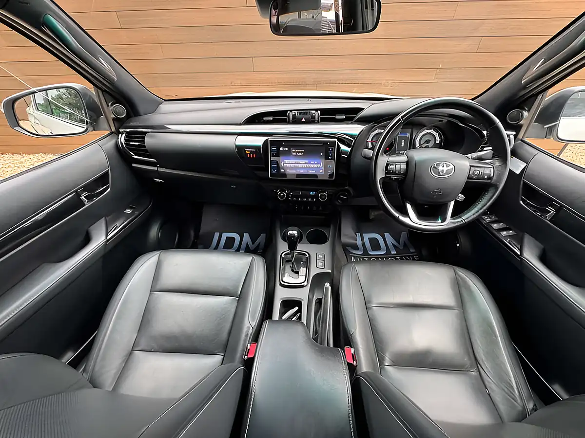 Used 2019 Toyota Hilux Hi-Luxury Invincible X White - Interior and Exterior details 17