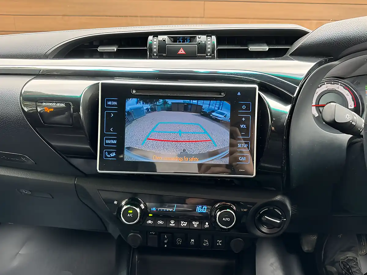 Used 2019 Toyota Hilux Hi-Luxury Invincible X White - Interior and Exterior details 18