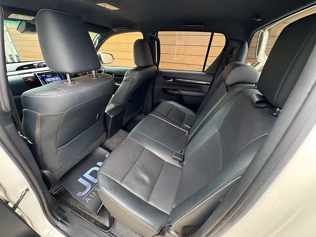 Used 2019 Toyota Hilux Hi-Luxury Invincible X White - Interior and Exterior details 20