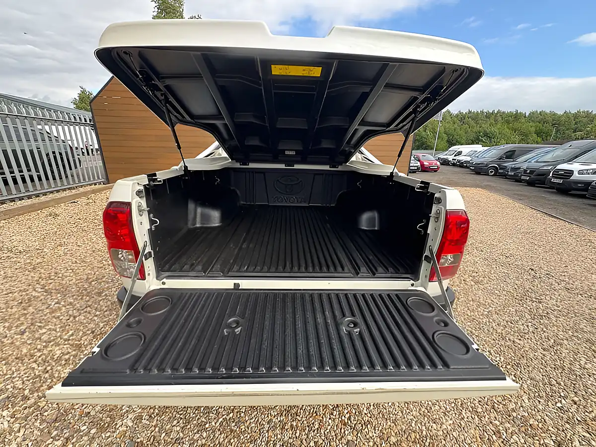 Used 2019 Toyota Hilux Hi-Luxury Invincible X White - Interior and Exterior details 5