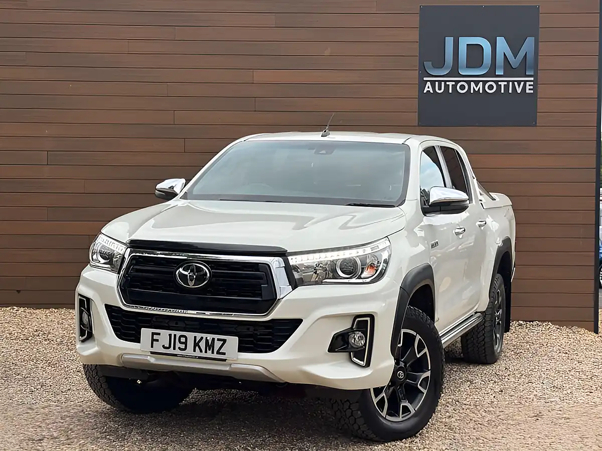 Used 2019 Toyota Hilux Hi-Luxury Invincible X White - Interior and Exterior details 8