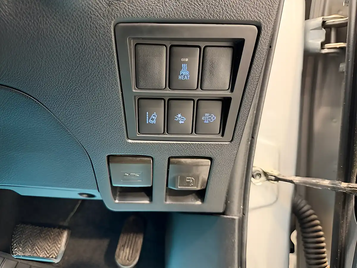 Used 2019 Toyota Hilux Invincible Silver Blade - Interior and Exterior details 17
