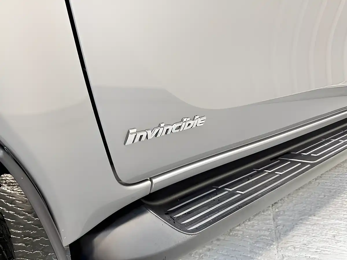 Used 2019 Toyota Hilux Invincible Silver Blade - Interior and Exterior details 5