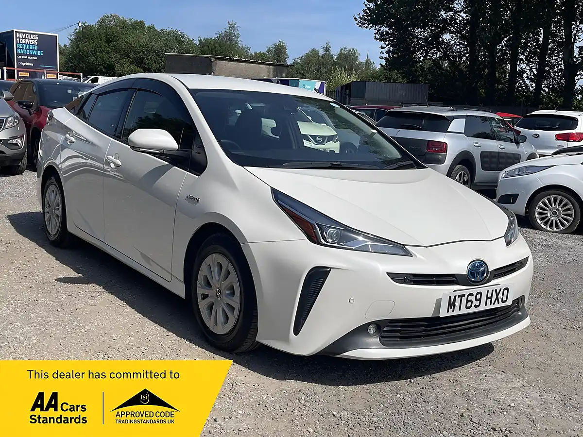 Used 2019 Toyota Prius Active White - Front View