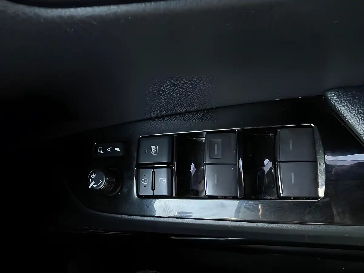 Used 2019 Toyota Prius Active White - Interior and Exterior details 20