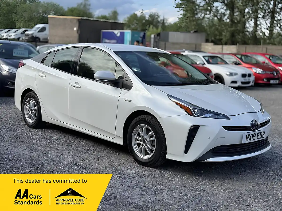 Used 2019 Toyota Prius Active White - Front View