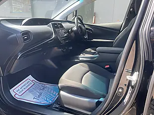 Used 2019 Toyota Prius Black - Interior and Exterior details 14