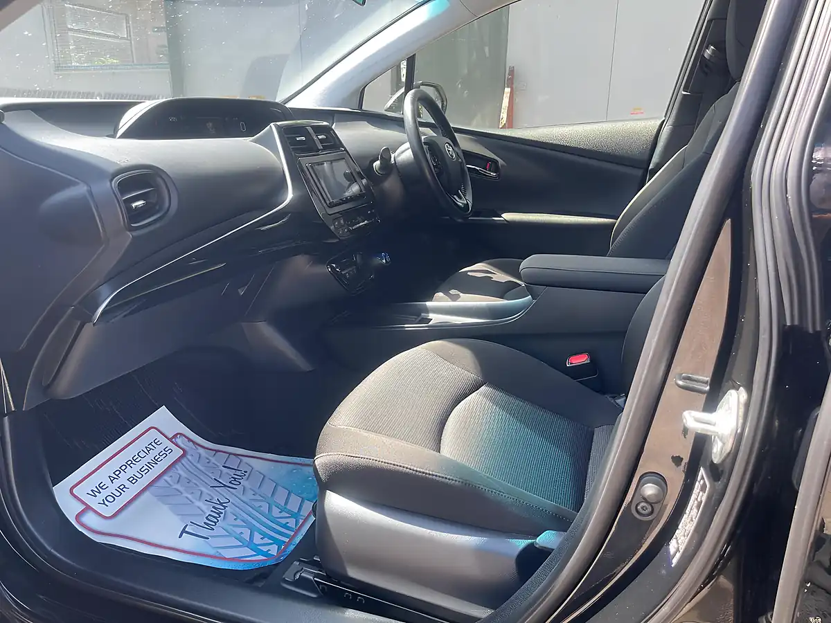 Used 2019 Toyota Prius Black - Interior and Exterior details 14