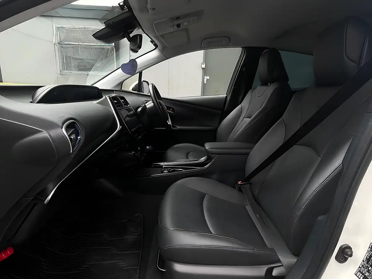 Used 2019 Toyota Prius Business Edition Plus White - Interior and Exterior details 12