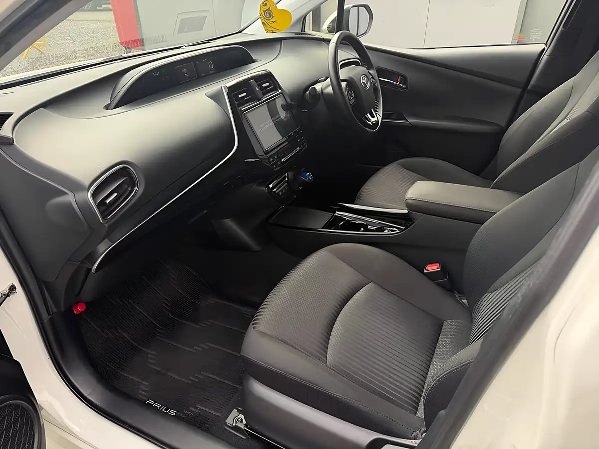 Used 2019 Toyota Prius Business Edition Plus White - Interior and Exterior details 13