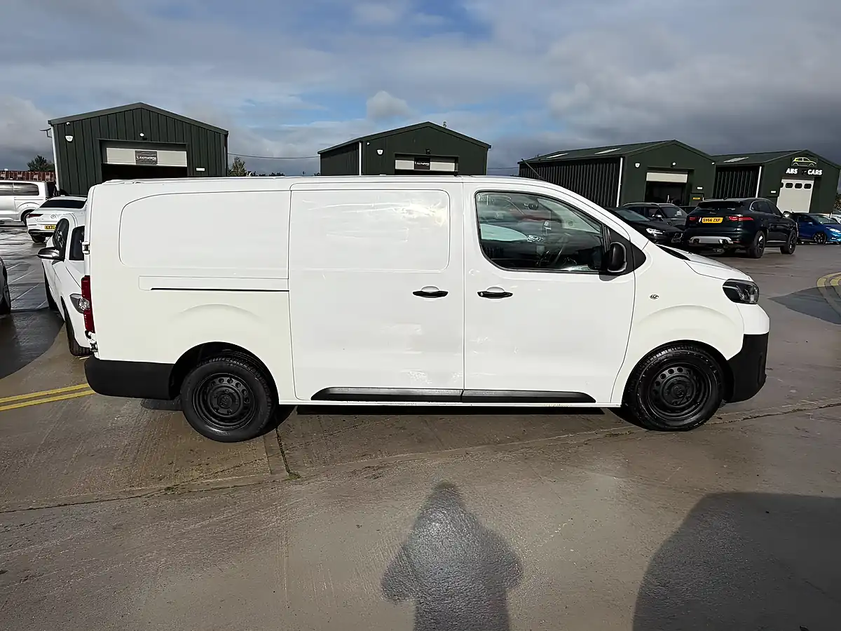 Used 2019 Toyota Proace Active Long White - Interior and Exterior details 10