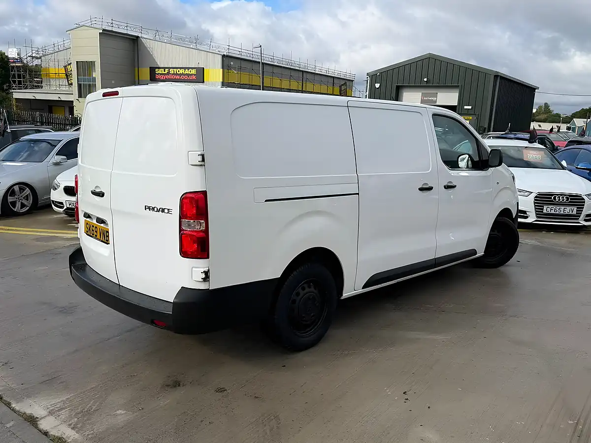 Used 2019 Toyota Proace Active Long White - Interior and Exterior details 11