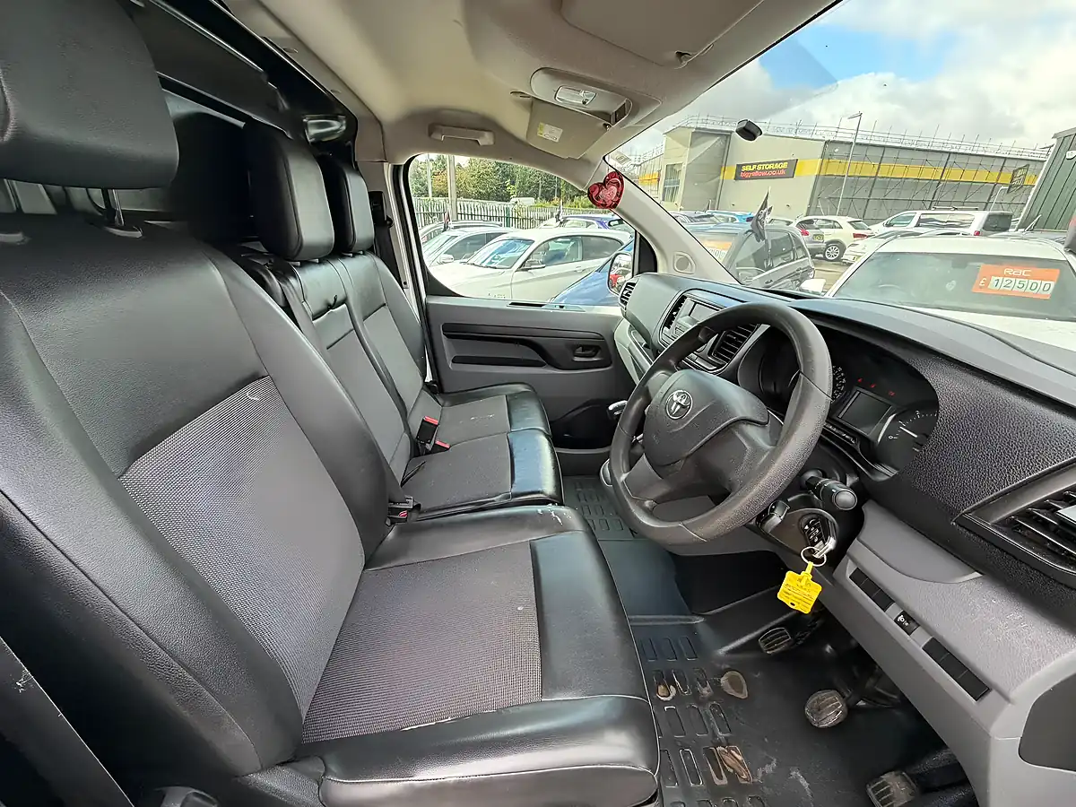 Used 2019 Toyota Proace Active Long White - Interior and Exterior details 12