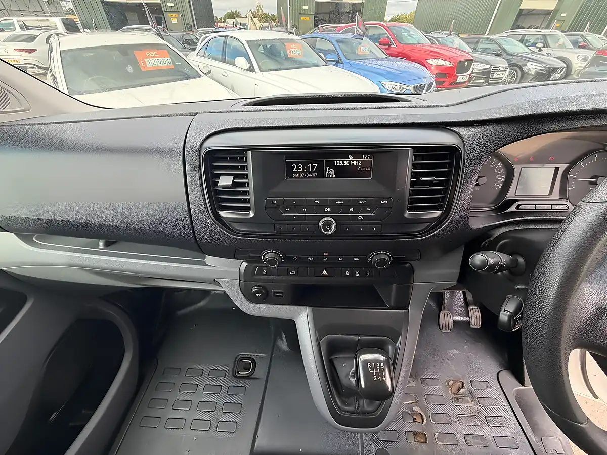 Used 2019 Toyota Proace Active Long White - Interior and Exterior details 14