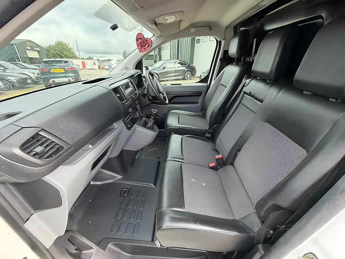 Used 2019 Toyota Proace Active Long White - Interior and Exterior details 17