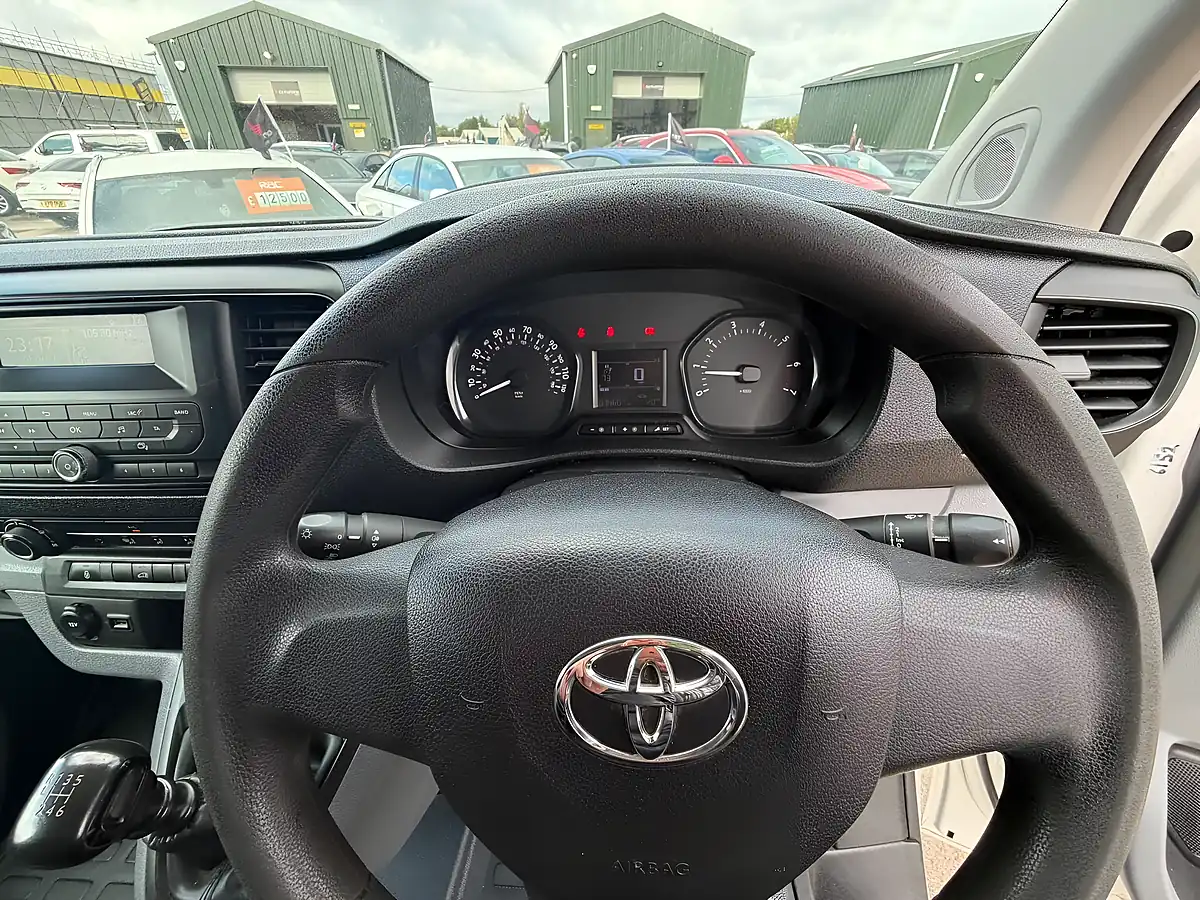 Used 2019 Toyota Proace Active Long White - Interior and Exterior details 19