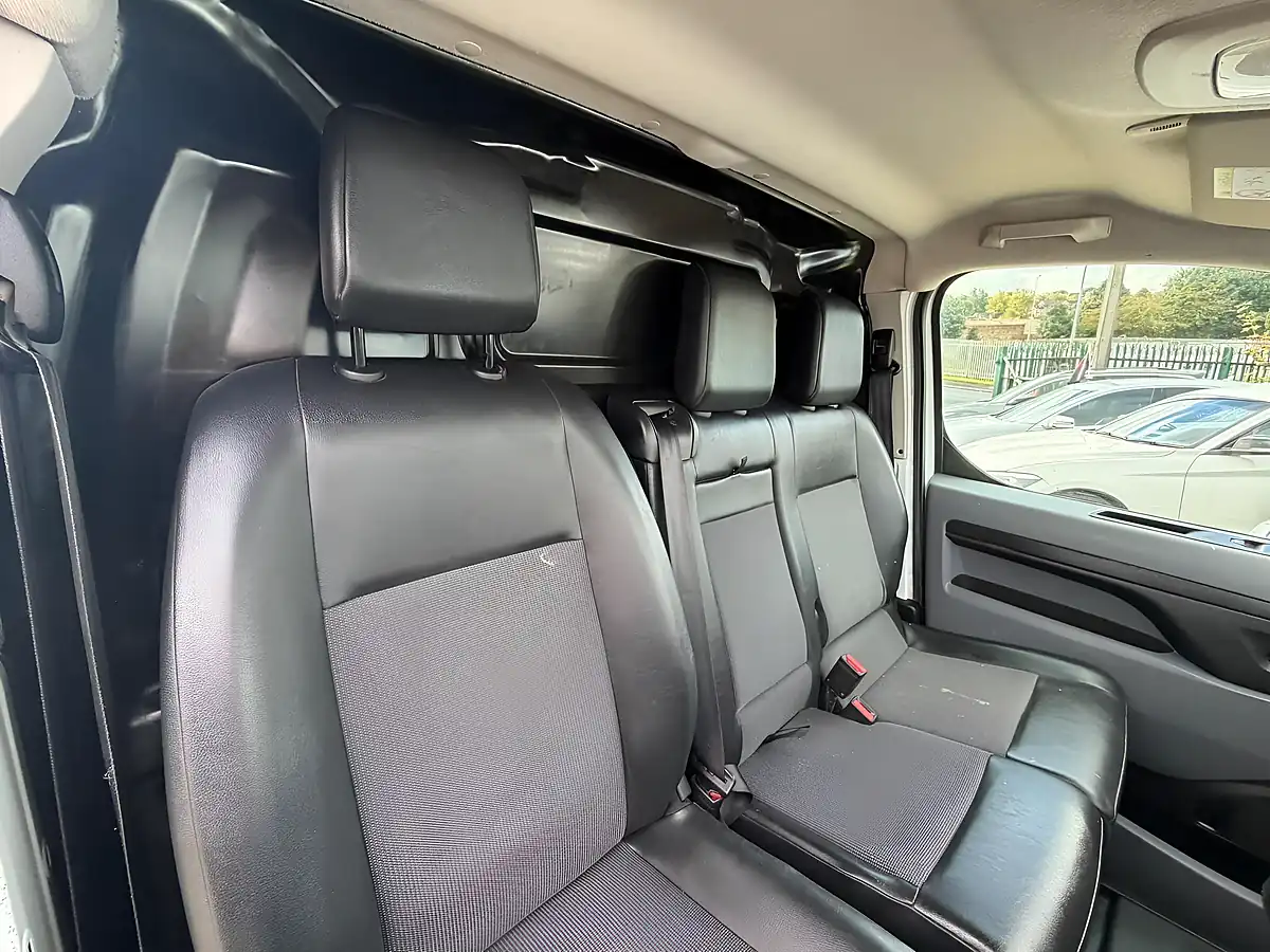 Used 2019 Toyota Proace Active Long White - Interior and Exterior details 20