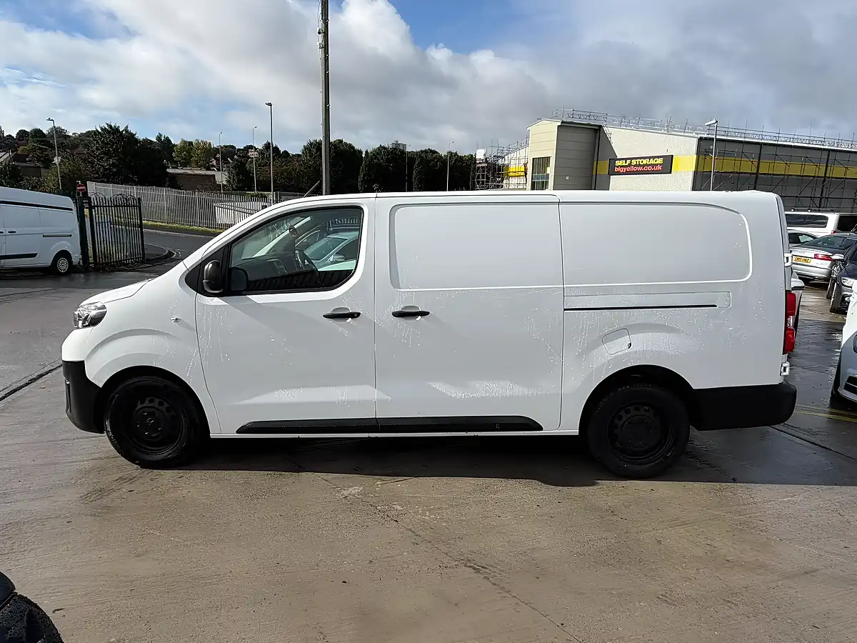 Used 2019 Toyota Proace Active Long White - Interior and Exterior details 4