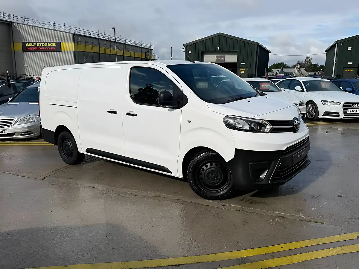 Used 2019 Toyota Proace Active Long White - Interior and Exterior details 5
