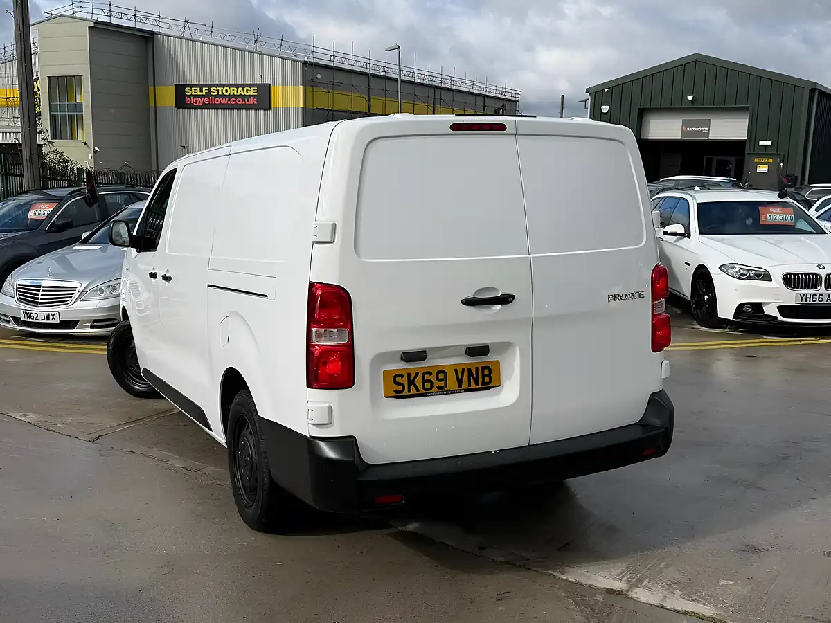 Used 2019 Toyota Proace Active Long White - Interior and Exterior details 7