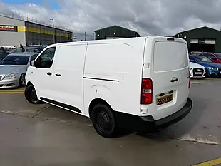 Used 2019 Toyota Proace Active Long White - Interior and Exterior details 8