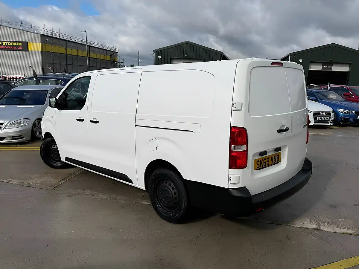 Used 2019 Toyota Proace Active Long White - Interior and Exterior details 8
