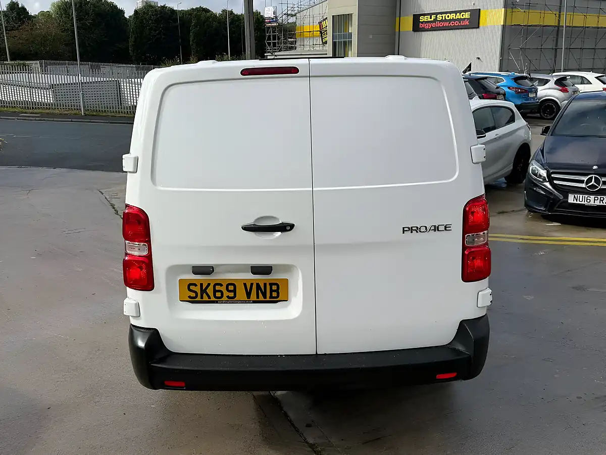 Used 2019 Toyota Proace Active Long White - Interior and Exterior details 9