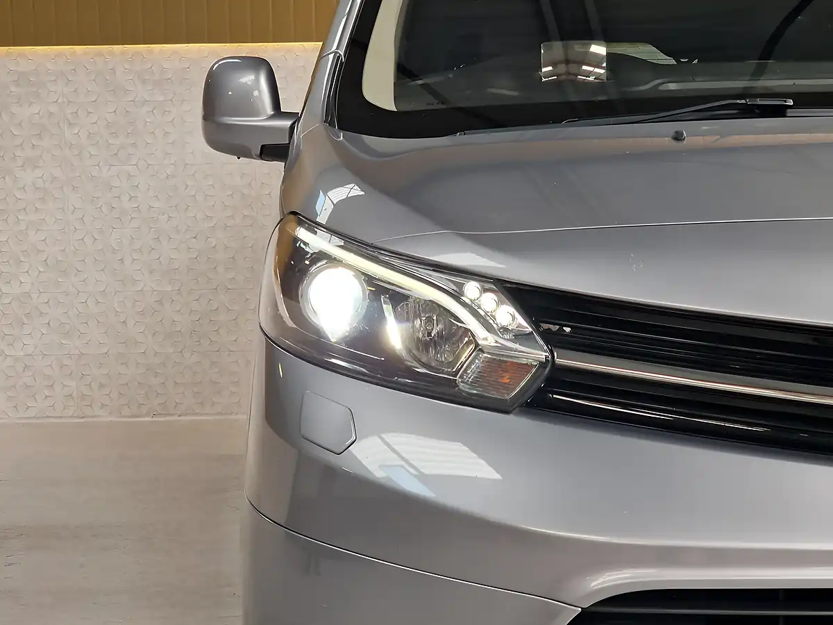 Used 2019 Toyota Proace Verso Vip Long Gris Artense Metallic - Interior and Exterior details 6