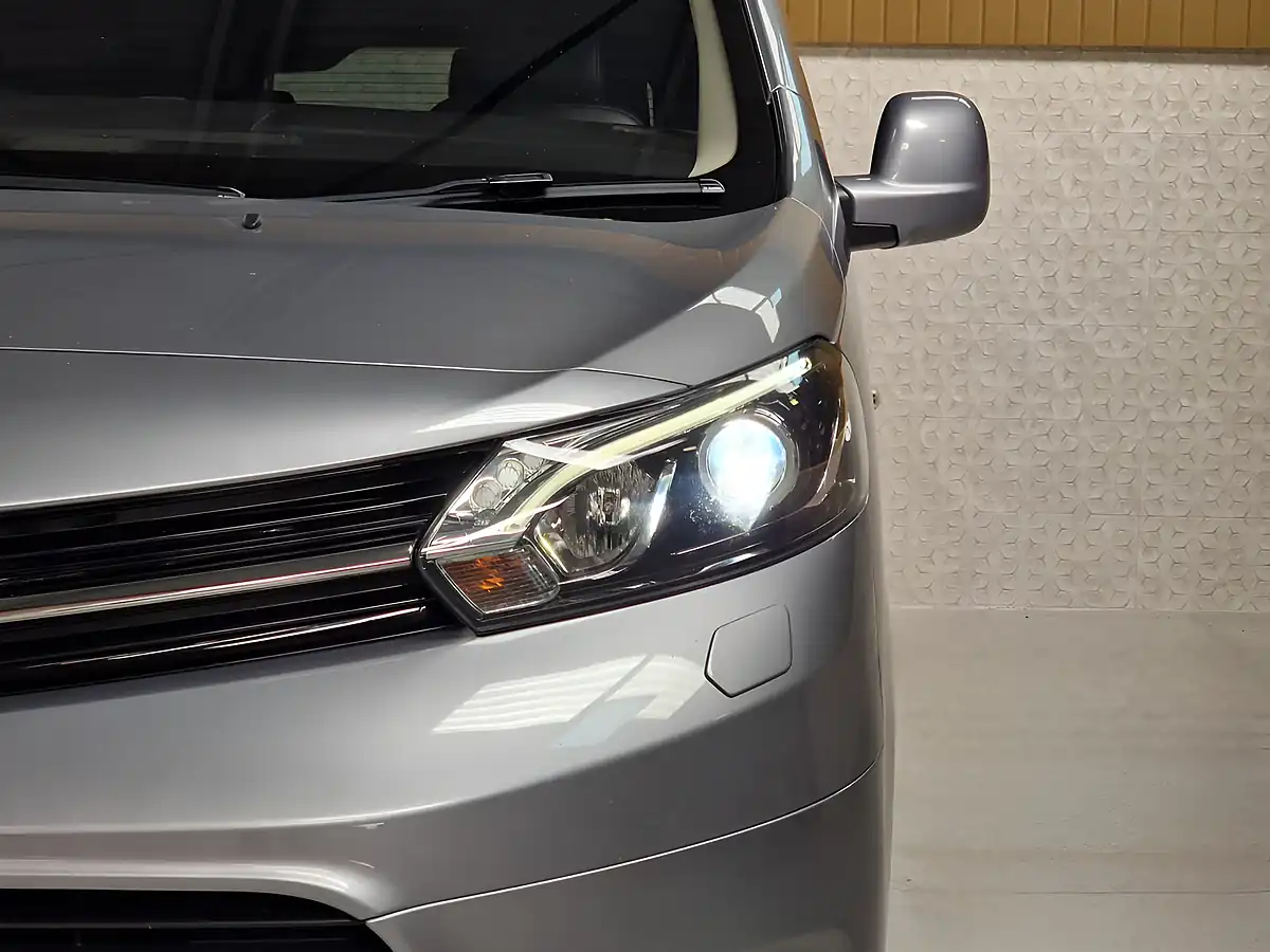 Used 2019 Toyota Proace Verso Vip Long Gris Artense Metallic - Interior and Exterior details 8