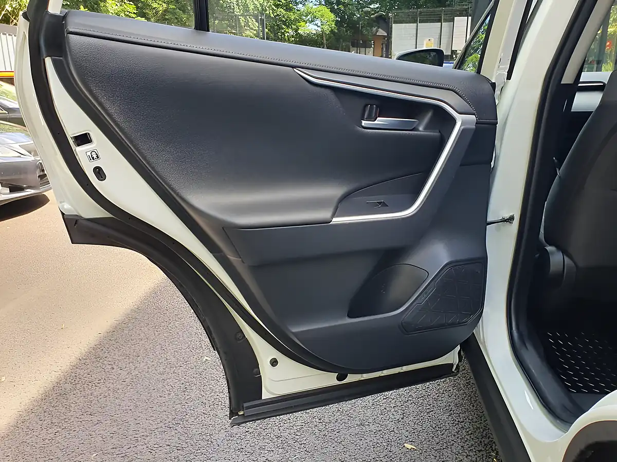 Used 2019 Toyota Rav4 Design White - Interior and Exterior details 13
