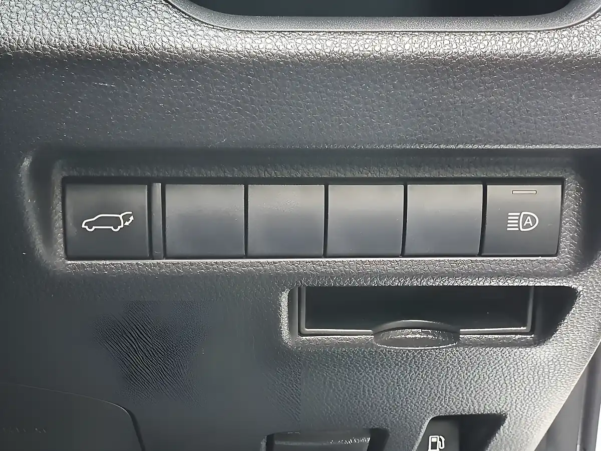 Used 2019 Toyota Rav4 Design White - Interior and Exterior details 16