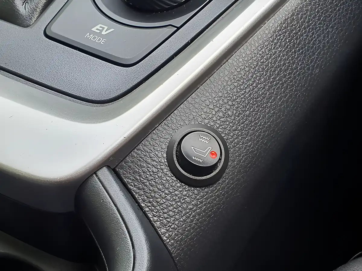 Used 2019 Toyota Rav4 Design White - Interior and Exterior details 17