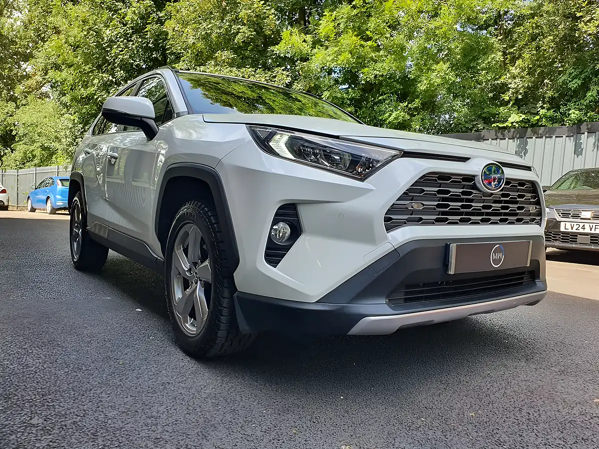 Used 2019 Toyota Rav4 Design White - Interior and Exterior details 4
