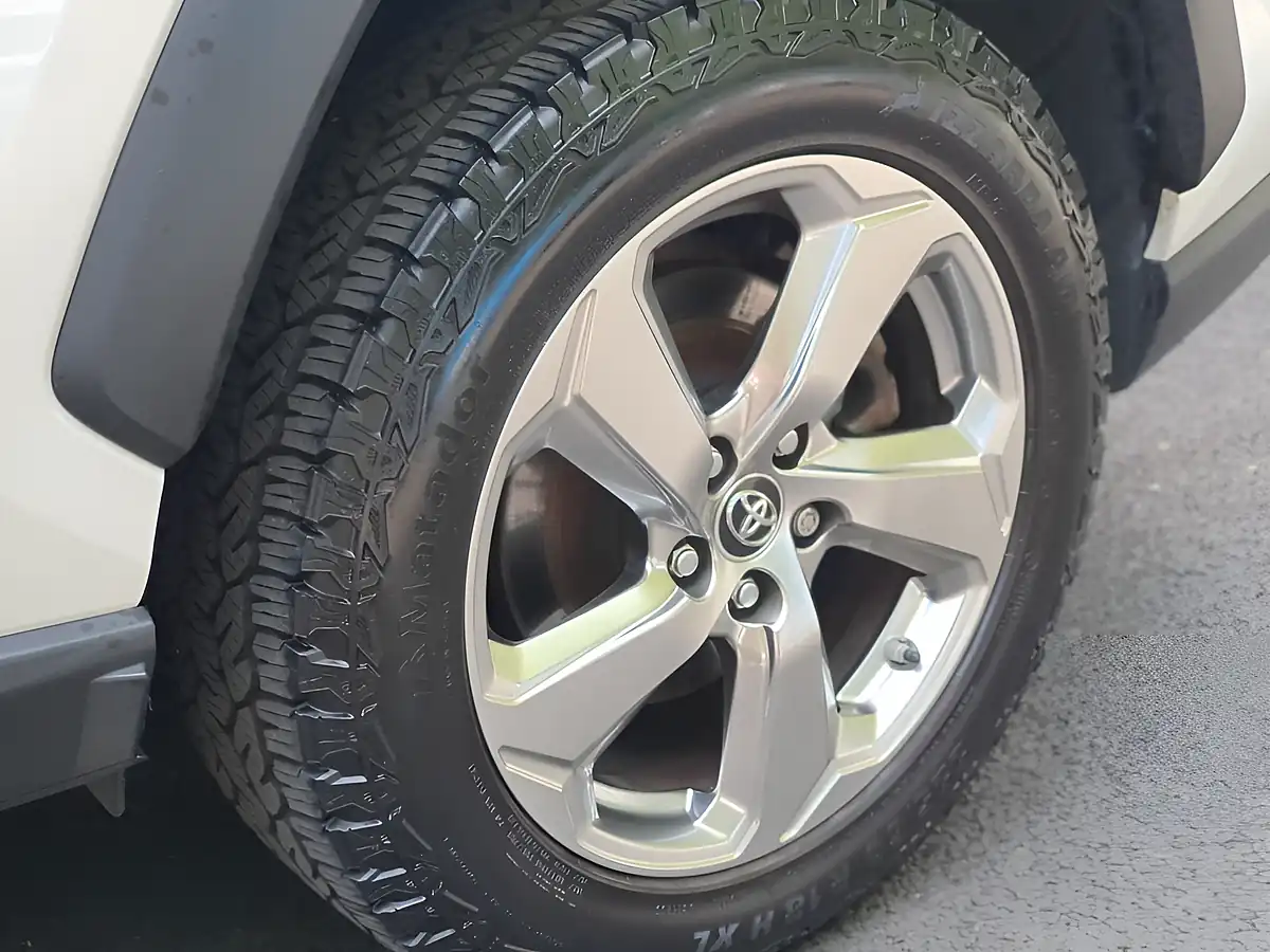 Used 2019 Toyota Rav4 Design White - Interior and Exterior details 7