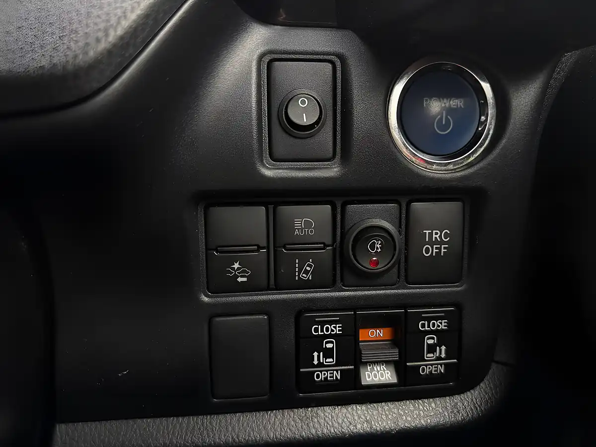 Used 2019 Toyota Voxy MPV Black - Interior and Exterior details 17