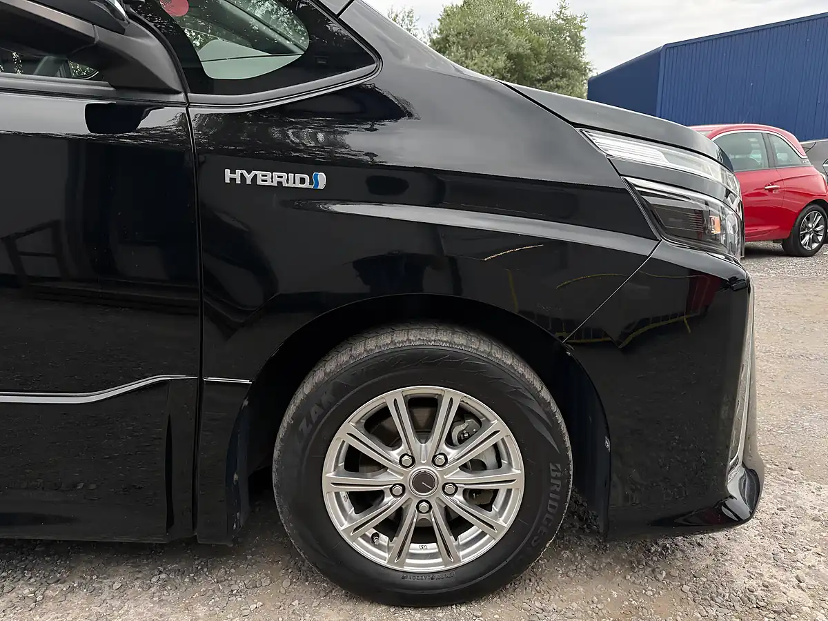 Used 2019 Toyota Voxy MPV Black - Interior and Exterior details 19