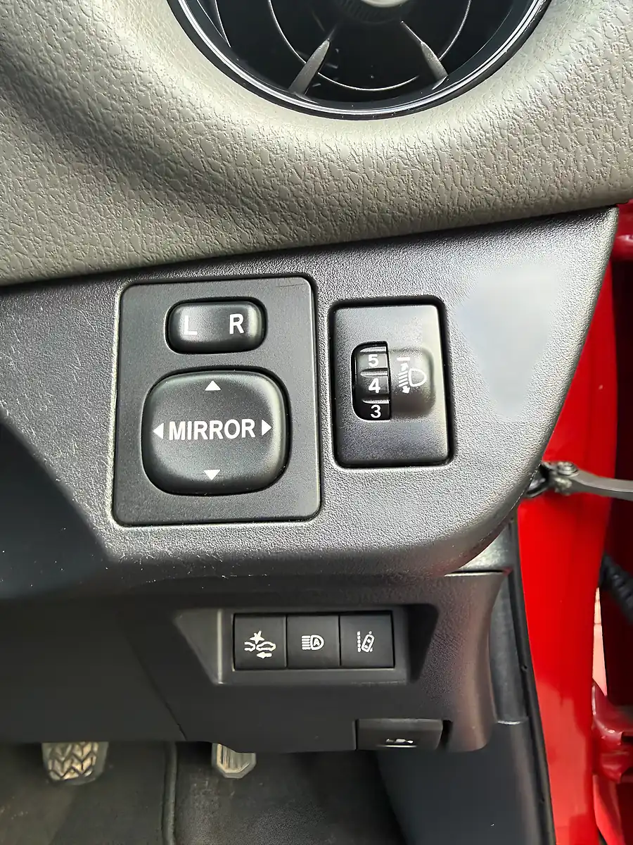 Used 2019 Toyota Yaris Red - Interior and Exterior details 9