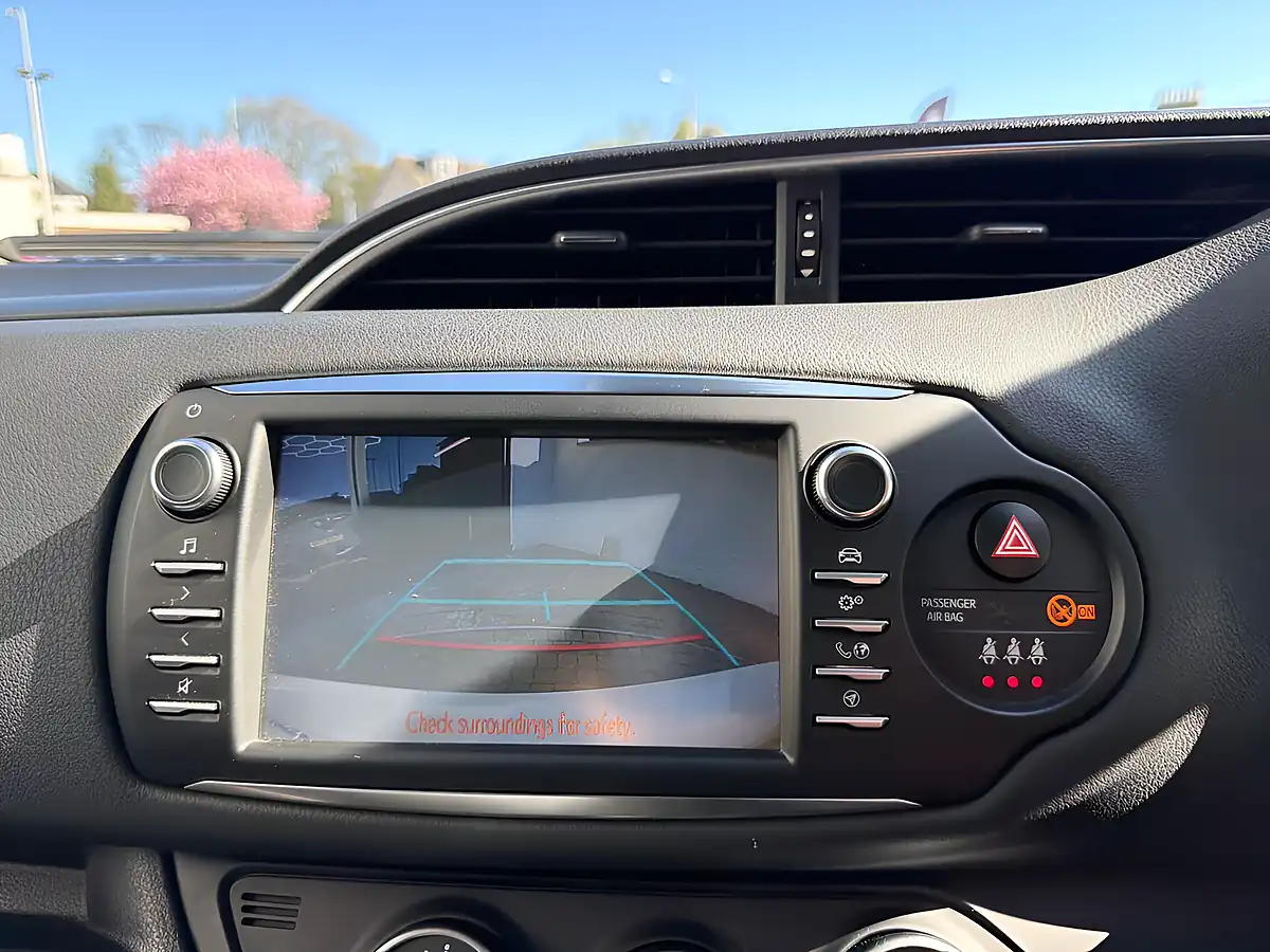 Used 2019 Toyota Yaris Y20 White - Interior and Exterior details 17