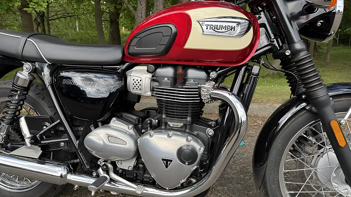 Used 2019 Triumph Bonneville T100 Red - Interior and Exterior details 6